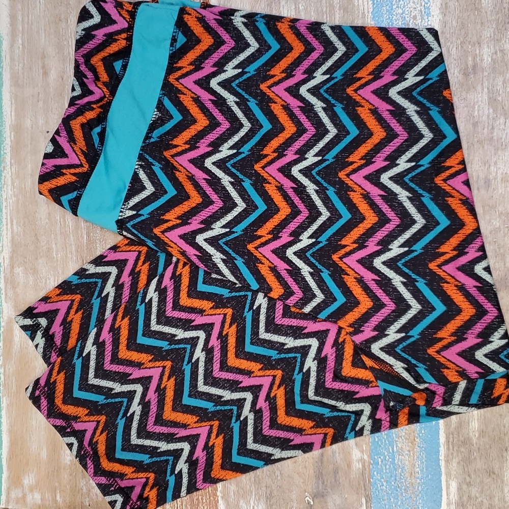 Kandy Karma Multicolor Chevron Stripe Crop Leggings